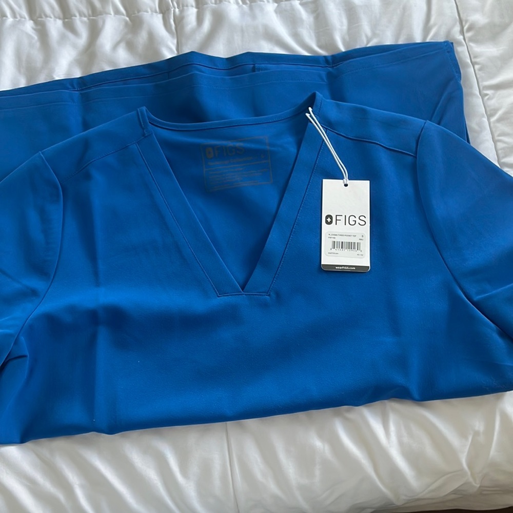 Figs scrub top